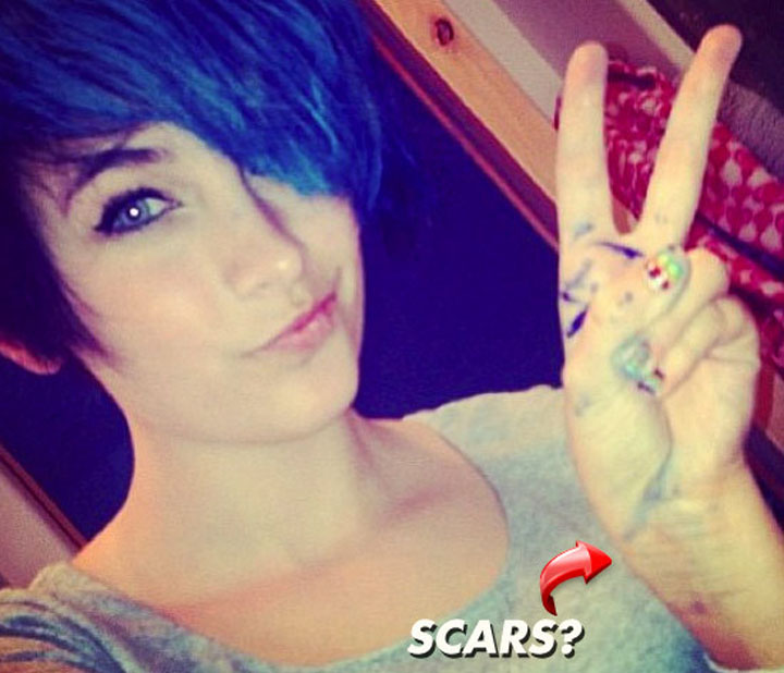 Paris Jackson a incercat sa isi taie venele cu satarul