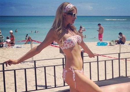 Paris Hilton s-a pus pe vrajit: Uite-o in costum de baie, gata de plaja! (FOTO)