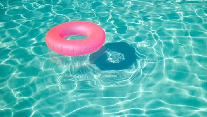 Piscinele exterioare din stațiunile montane, pline de turiști. „Neașteptat de aglomerat”/Cât costă intrarea