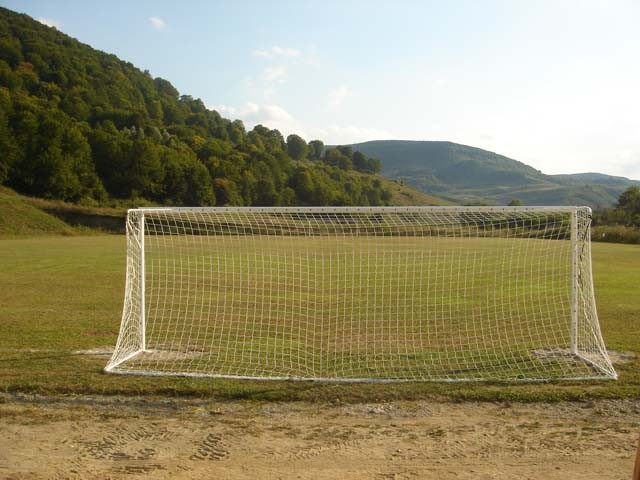 Copil in stare grava. S-a lovit pe un teren de fotbal, in Dambovita