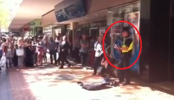 POLITIST in uniforma, aplaudat dupa ce a facut ASTA, in plina strada! (VIDEO)
