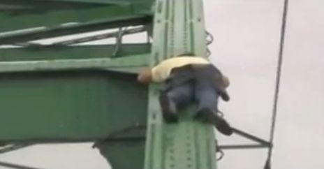 Operatiune contra cronometru: Somnorosul cocotat pe pod, salvat in ultimul moment! (VIDEO)