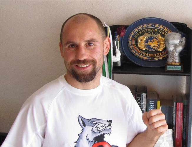 Un roman anonim se bate pentru titlul de campion mondial la box