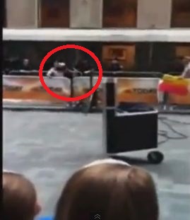 IMAGINI SOCANTE in timpul unei emisiuni in direct: Un barbat si-a taiat venele! (VIDEO)