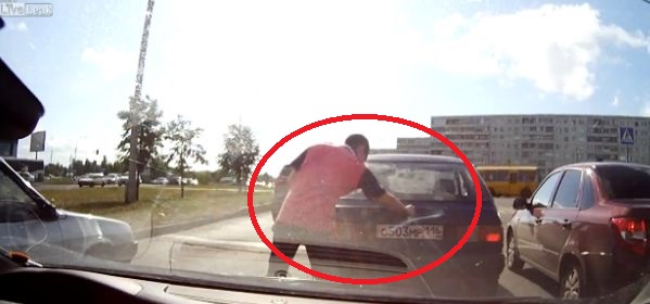 Soferul exemplu: Daca ar face toti ca el, lumea ar fi mai buna! (VIDEO)