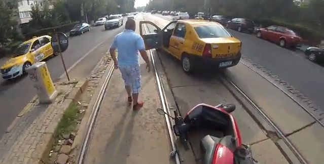 Scandal monstru in traficul din Bucuresti! Un taximetrist a sarit sa bata un scuterist! (VIDEO)