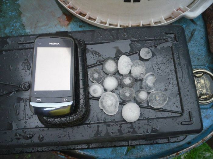 A facut PRAPAD: Zeci de case si masini DISTRUSE de grindina!