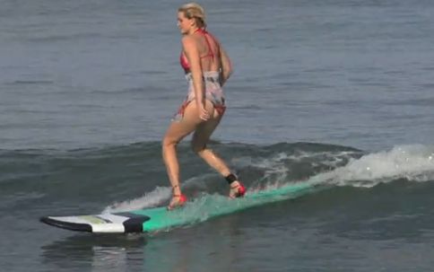 Uite aici vraja pe tocuri! Sexy surferitele au facut senzatie „sus pe val”, in Bali! (VIDEO)