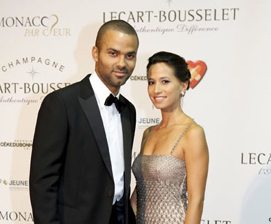 Tony Parker s-a logodit cu sosia Evei Longoria