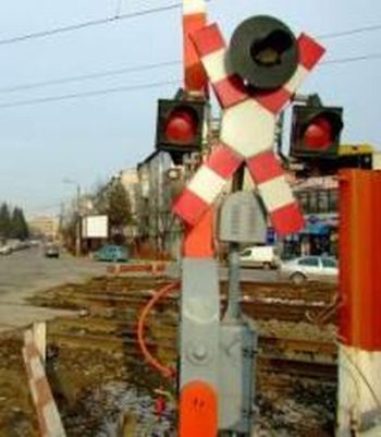 Sfarsit cumplit pentru patru tineri aflati intr-un taxi: masina a fost izbita de tren