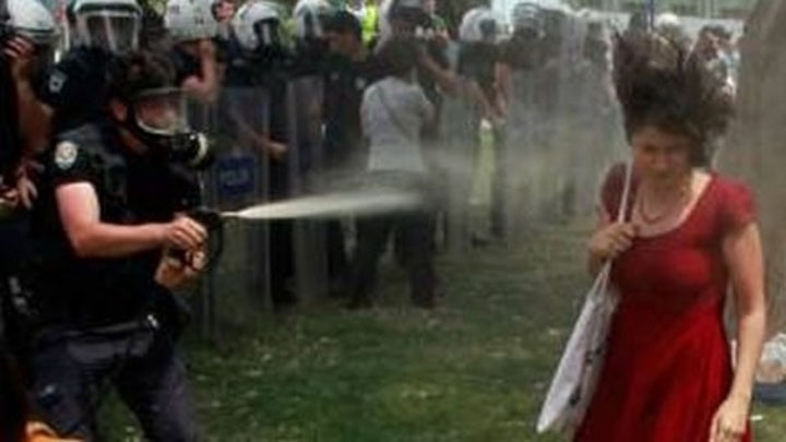 Turcii au pus din nou tunurile de apa pe protestatri