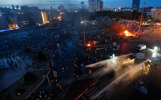 Haos! Un incendiu provocat de protestatari a izbucnit in Piata Taksim din Istanbul!