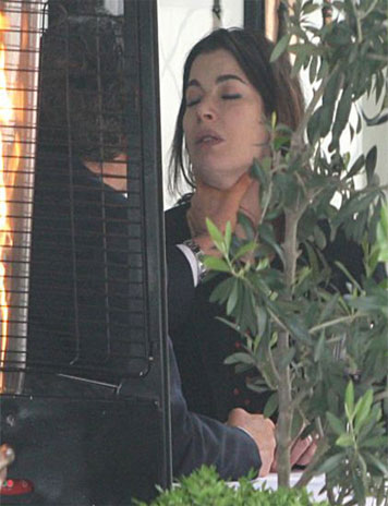 O vedeta Tv din Marea Britanie a trecut prin clipe de cosmar: Nigella Lawson, stransa de gat de sotul milionar in vazul lumii