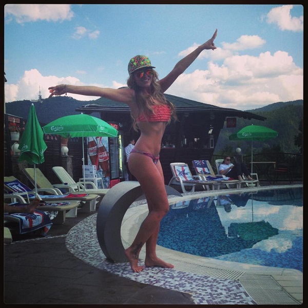 Delia arata ULUITOR in costum de baie! E mai FIERBINTE decat vara!