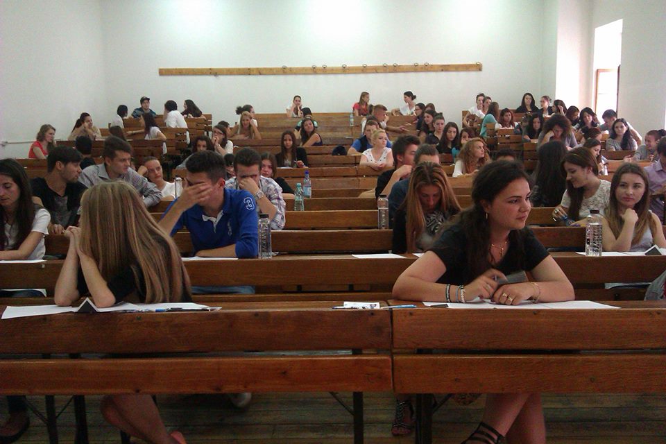 Candidatii care au sustinut examenul de admitere la Facultatea de Jurnalism s-au intrecut in perle!