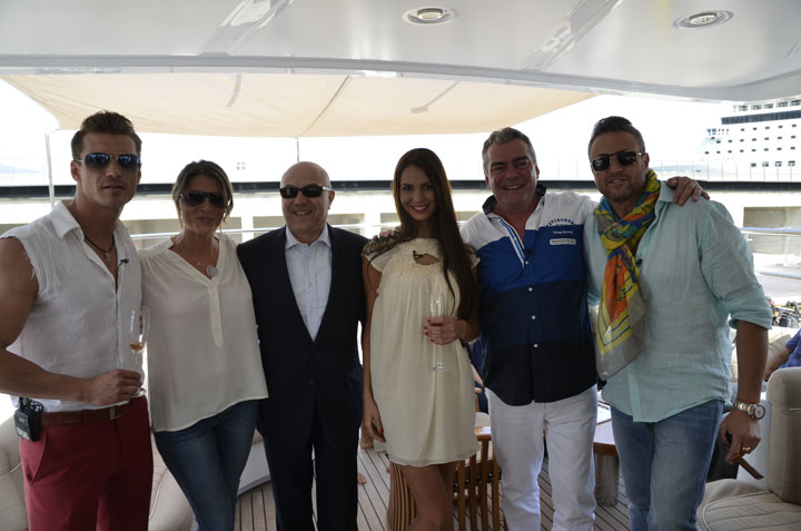 Bogdan Vladau, la plimbare cu fetele pe iahtul designerului preferat al lui Demi Moore