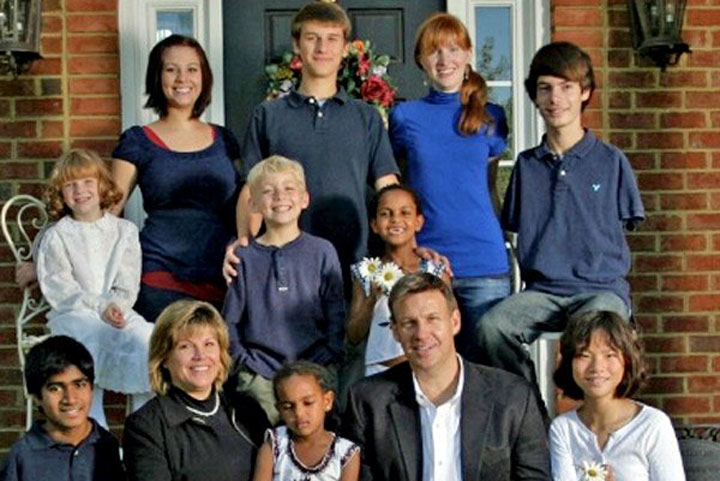 Familia romanului care canta la chitara cu picioarele, model pentru americani