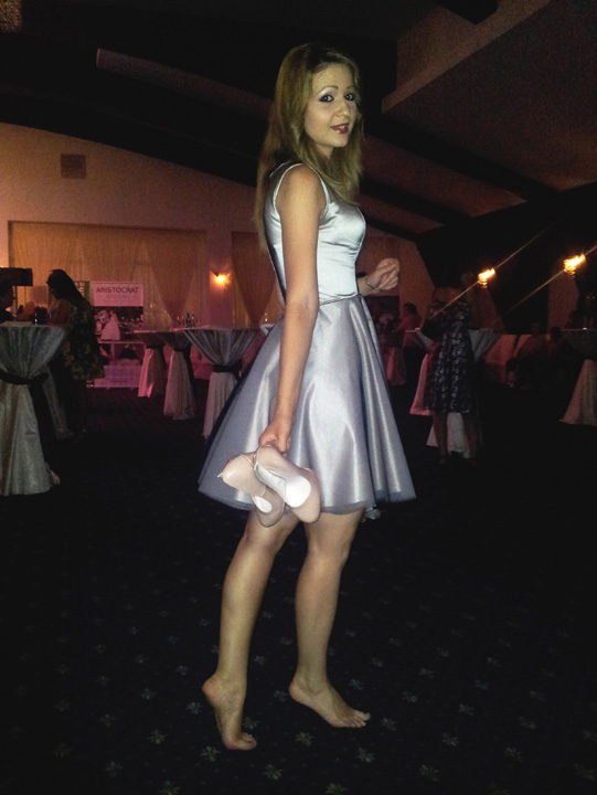 Iulia Mladin - desculta (rochie Define Studio) - Ziarul National