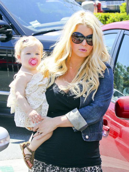 Pregnant Jessica Simpson & Family Arriving On A Flight At LAX - Ziarul National