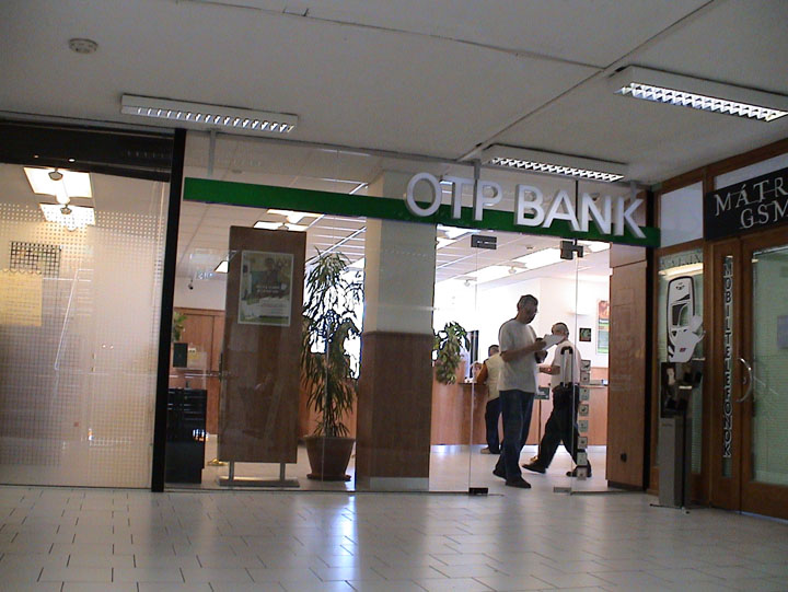 Bancile doar simuleaza ieftinirea creditelor