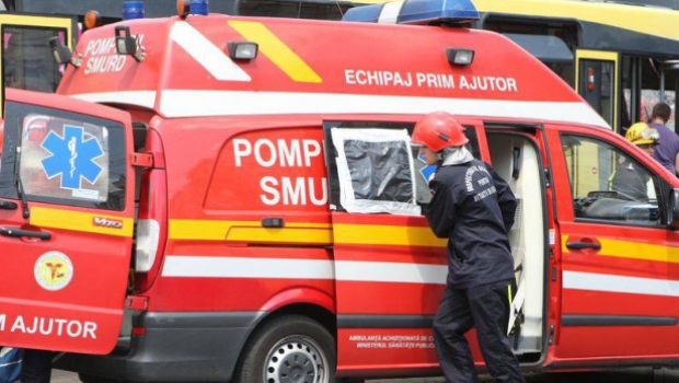 Un bucurestean si-a facut masina acordeon intr-un refugiu de tramvai