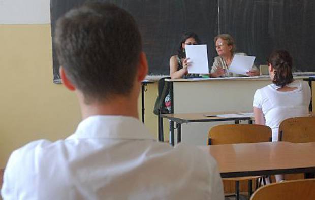 FRAUDA la Bacalaureat 2013: 37 de profesori AUDIATI! Spaga ascunsa in sutiene!