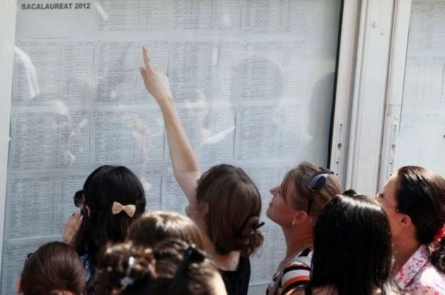 BACALAUREAT 2013: Barbat retinut dupa ce o eleva i-a dat 800 de euro pentru a lua examenul!