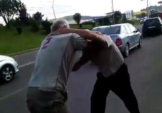 Bataie crunta intre DOI BATRANI, pe o strada din Cluj! (VIDEO)