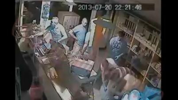 Tanar din Dambovita, BATUT cu BESTIALITATE intr-un magazin! Imagini cu un impact emotional puternic! (VIDEO)