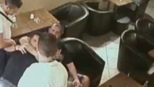 Doi gardieni de penitenciar, batausi de meserie: Au desfigurat un barbat, intr-un bar! (VIDEO)