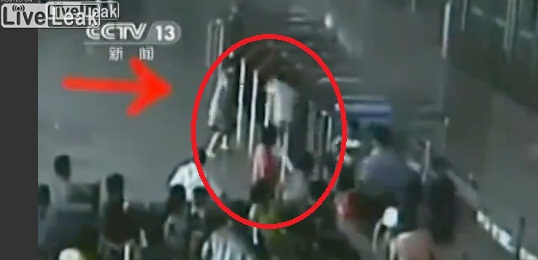 Pare film, dar nu e: Bunica doboara hotul cu un pumn si salveaza situatia! (VIDEO)