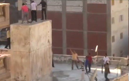 Scene socante in Egipt. Fanii lui Mohamed Morsi arunca tineri de pe bloc, iar apoi ii omoara in bataie (VIDEO)