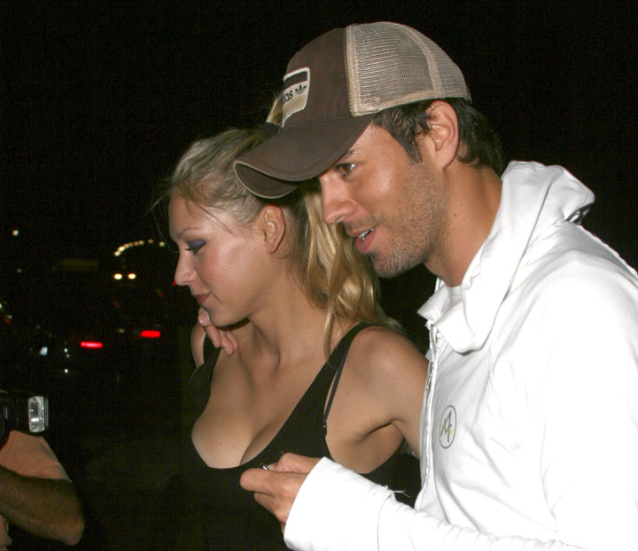 Enrique Iglesias and Anna Kournikova Dine in Miami - Ziarul National