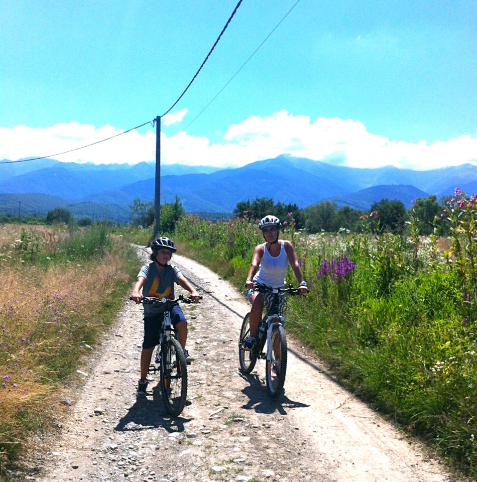 Andreea Esca, vara la tara. La plimbare cu bicicleta, alaturi de Aris!