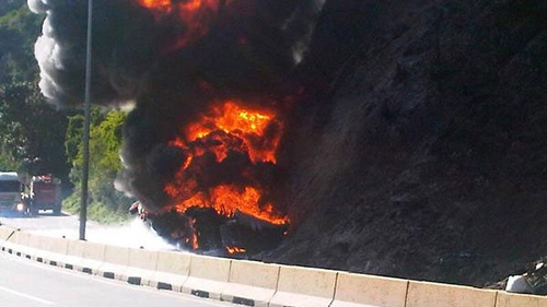 Imagini dramatice surprinse de un sofer! Explozii multiple pe autostrada! (VIDEO)