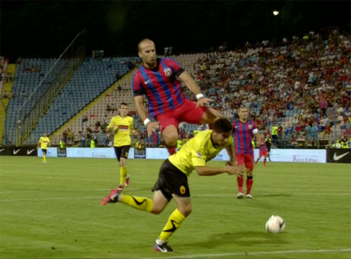 Steaua, victorie mincinoasa in prima etapa a noului sezon: Tot cu arbitrii si-n 2013!