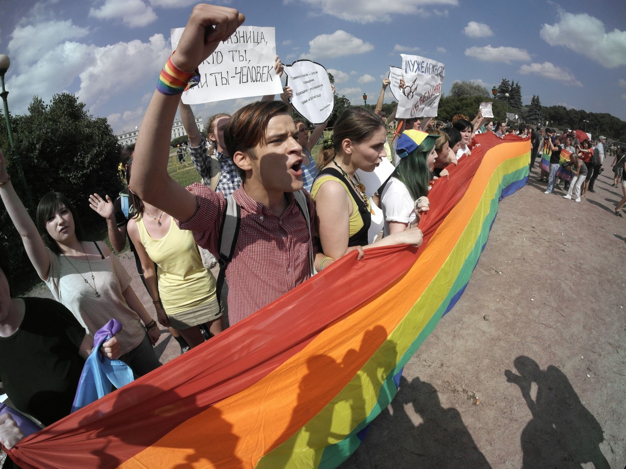 Homosexualitatea a fost interzisa in Rusia. Mii de oameni vor sa emigreze!