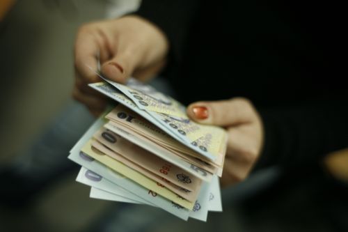 Parlamentarii primesc bani si daca absenteaza de la sedintele de plen