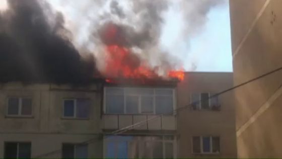 A dat foc acoperisului blocului incercand sa afume carne. S-a intamplat la Curtea de Arges! VIDEO