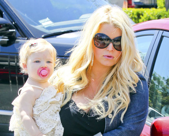 Jessica Simpson e suparata: Nimeni nu vrea sa o vada cu copilul in brate