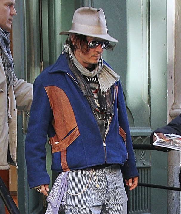Johnny Depp Steps Out Of His Apartment - Ziarul National