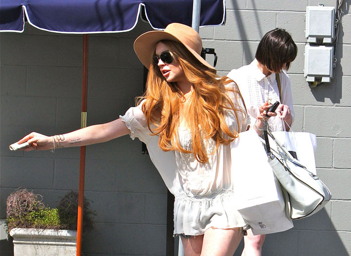 Lindsay Lohan se milogeste la prieteni dupa nitica sperma