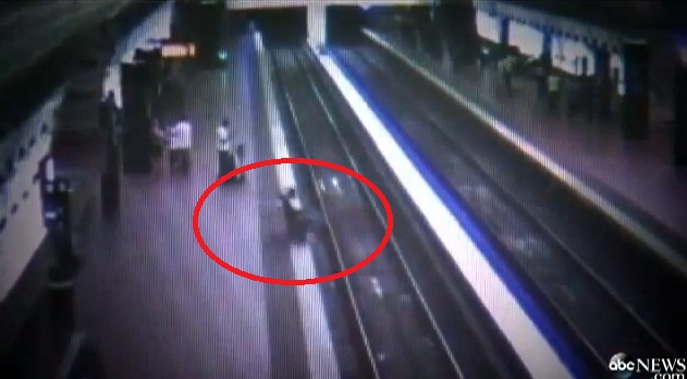 IMAGINI SOCANTE: Un barbat in scaun cu rotile cade pe sinele de metrou! (VIDEO)
