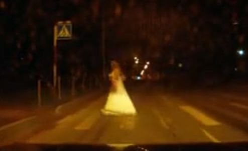 Imaginile care-ti dau fiori: Cea mai stranie aparitie a unei mirese! (VIDEO)