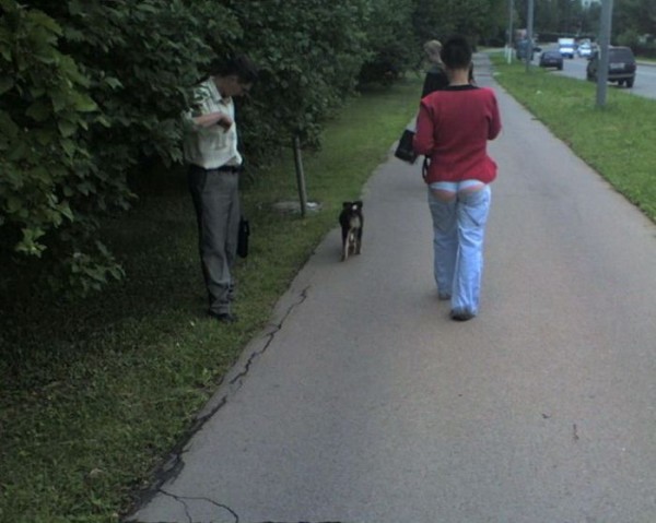 Pentru ea, moda este de-a-ndoaselea! Ce blugi a putut sa aleaga pentru o iesire la plimbare!