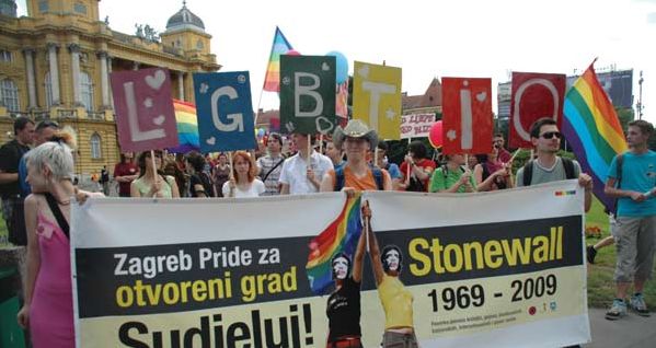 Primul mars al homosexualilor din Muntenegru s-a incheiat cu raniti si arestati