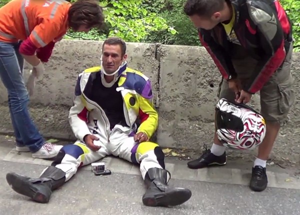 Un motociclist penal si-a bagat iubita in coma