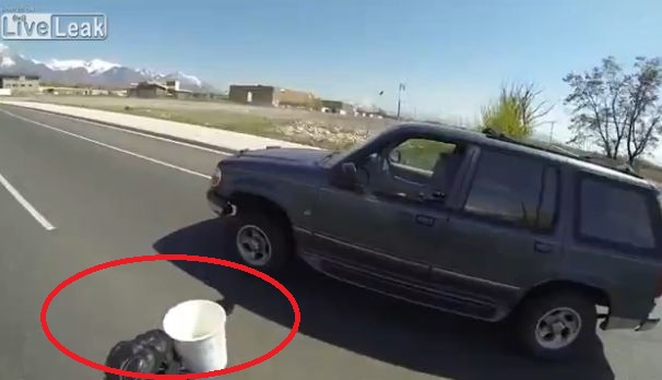 I-a recuperat cana de cafea, din mers! Motociclistul pe care orice soferita ar vrea sa-l intalneasca! (VIDEO)