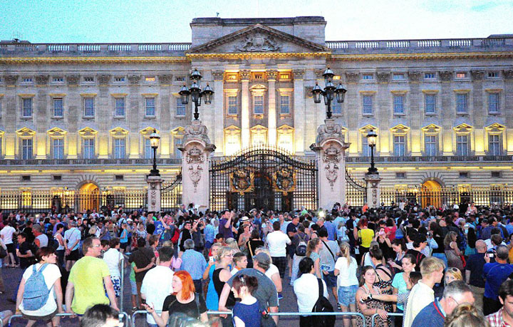 nebunie la buckingham - Ziarul National
