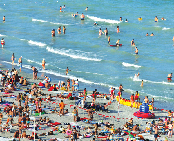 Tragedie pe plaja din Neptun! Turistii in stare de SOC! Un politist din Capitala a murit!